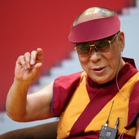 Dalailama mudina Latvijas izglītības sistēmā iekļaut mācību par garīgajām vērtībām