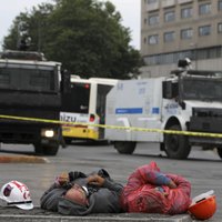 Turcijas protesti ieiet izšķirošajā fāzē; parka apbūve apturēta