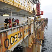 Домбровскис на морской платформе проследил за разведкой латвийской нефти (фото)