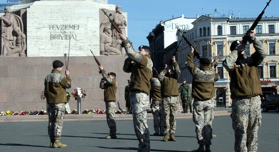 NATO Latvijā stiprinās jau esošās karabāzes, norāda Kalniņš