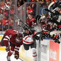 Video: kanādieši saber desmit ripas Latvijas U-20 hokeja izlases vārtos