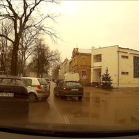 Video: Jūrmalā 'BMW' satriecas ar policijas auto