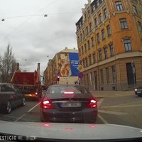 Video: Dusmas un sašķaidīts spogulis – autovadītāju konflikts Rīgas centrā
