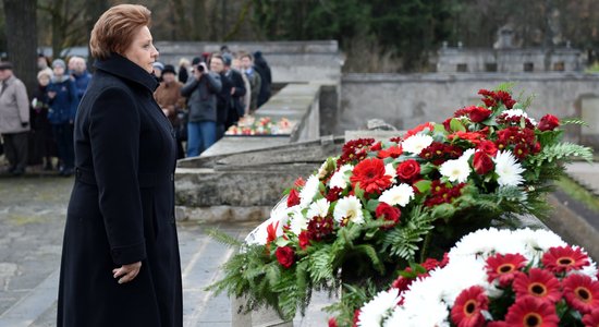 Foto: Lāčplēša dienā aizlūdz un noliek vainagus kritušo varoņu piemiņai