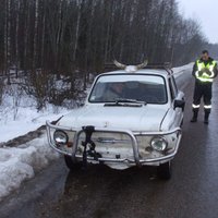 Alojas novadā iereibuši jaunieši vizinās ar 'zaporožecu'