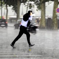 Дождливая суббота: столь интенсивного ливня Риге в этом году еще не было