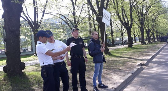 'Nacionāļi' prasīs Kozlovska skaidrojumu par protestētāja aizturēšanu Uzvaras parkā