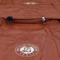 Lietus dēļ pārcelta Gulbja astotdaļfināla spēle 'French Open' turnīrā