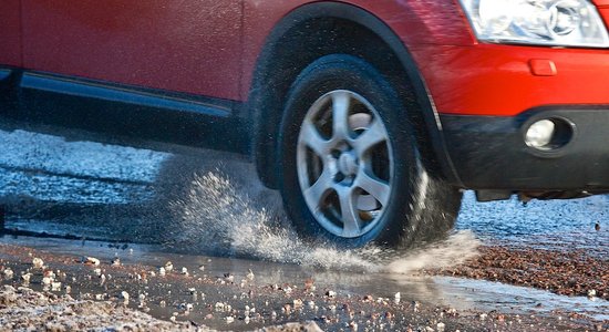 Apdrošinātājs: apvidnieki nav drošākie auto uz bedrainajiem ceļiem