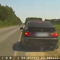 Video: Jelgavā policija aptur BMW, kas traucies ar 122 km/h