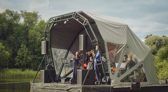 Foto: Virs Liepājas ezera ūdeņiem skan Argentīnas tango