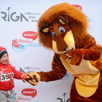 Foto: Mazi un vēl mazāki skrien 'Rimi' bērnu maratonā