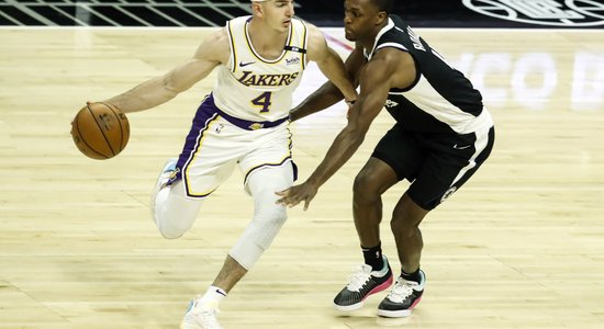 'Clippers' Rondo debijā uzvar čempioni 'Lakers'