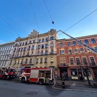 Rīgā par vidi degradējošu būvi nosaka ēku Merķeļa ielā, kurā dega nelegālais hostelis