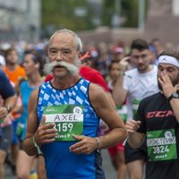 Foto: Ļaudis galvaspilsētas ielās skrien Rīgas maratonu