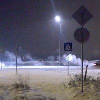 Video: 'Drifts' pa pirmo sniegu Rīgas ielās