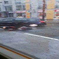 Video: Čaka ielā Rīgā motociklists un vieglā automašīna nesadala ceļu