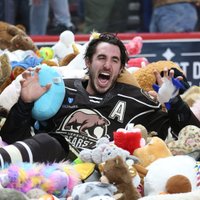 Video: Peldes mīksto rotaļlietu kalnos – AHL spēlē sasniegts jauns lācīšu rekords
