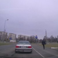 ВИДЕО: Осторожно! По дороге мчится пешеход