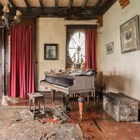 Foto: Mākslinieks iemūžina laika zoba saēstas klavieres pamestos namos