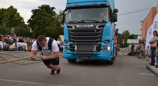 Foto: Spēkavīri velk 32 tonnas smagu auto un labo Latvijas rekordus