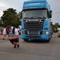 Foto: Spēkavīri velk 32 tonnas smagu auto un labo Latvijas rekordus