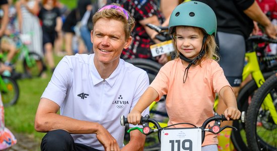 Foto: Latvijas labākais olimpietis Skujiņš iedvesmo jaunos riteņbraucējus Smiltenē