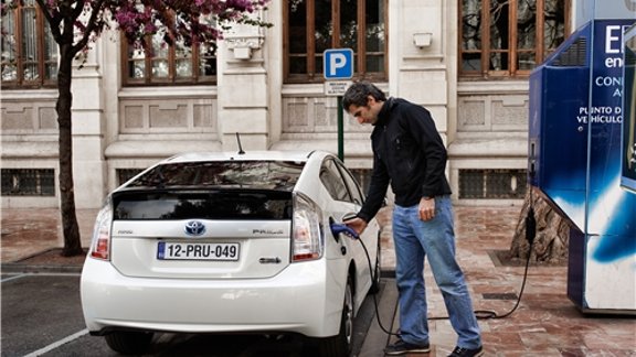 Jaunais 'Prius' no rozetes lādējamais hibrīds bez degvielas nobrauc līdz 25 km