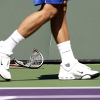 Vimbldonas neveiksmes sekas – salauztas piecas tenisa raketes