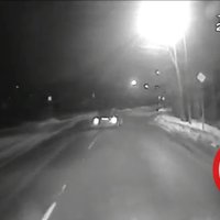 Video: 'Audi' vadītājs pamatīgā žvingulī mūk no policijas
