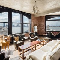 Kirstenas Danstas dzīvoklis Ņujorkā, kurā logi ir sienas augstumā