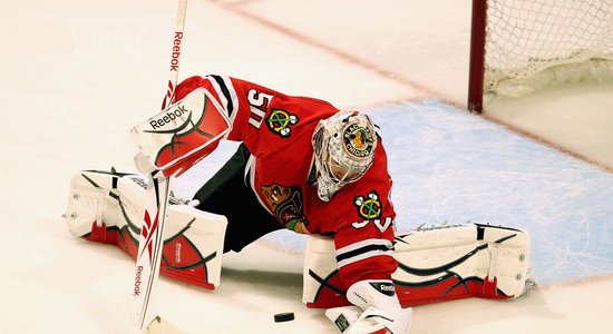 'Blackhawks' gūst punktus 23. NHL spēlē pēc kārtas, turpinot rekordu