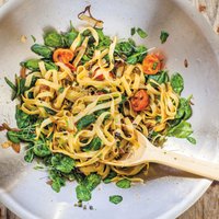 Tagliatelle makaroni ar spinātiem un ķiršu tomātiem