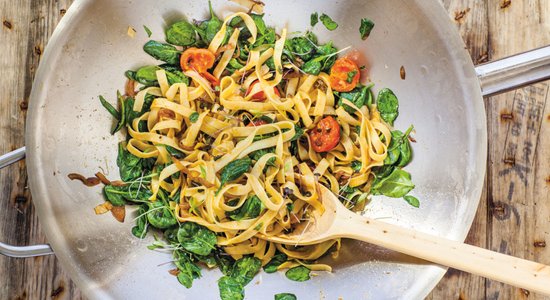 Tagliatelle makaroni ar spinātiem un ķiršu tomātiem