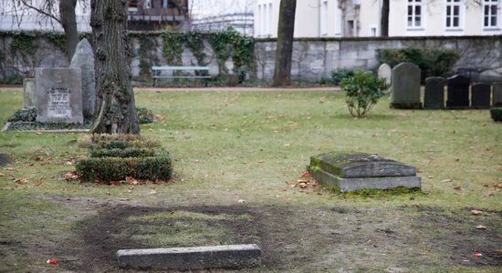 Неизвестные вскрыли могилу гитлеровского "мясника" в Берлине