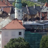 Rīgas pils postošā ugunsgrēka iemeslus noskaidros mēneša laikā