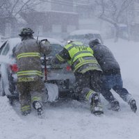 ASV Ņujorkas štatu piemeklējis neierasti spēcīgs sniegputenis