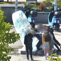 Хотели достать билеты на хоккей — молодые люди испортили ледовую скульптуру в Риге