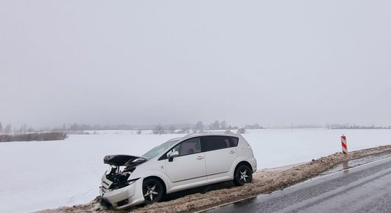 ФОТО: На обочине Бауского шоссе две недели стоит разбитая машина, самоуправлению некуда ее деть