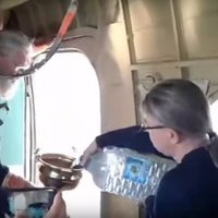 Lai izskaustu pļēgurošanu, Krievijā no lidmašīnas šļaksta svētīto ūdeni