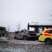 Atjaunota satiksme Daugavgrīvas ielā; avārijā bojā gājuši divi cilvēki
