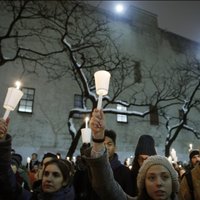 Foto: Simtiem cilvēku aizdedz svecītes, pieminot narkotikas pārdozējušo Hofmanu