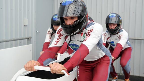 Bobslejisti un skeletonisti prezentē jaunās formas - 29