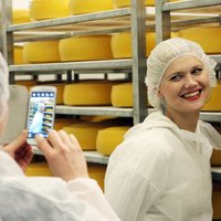 Fotoreportāža: 'Latvijas piens' iepazīstina ar ražotni un jauno siera zīmolu