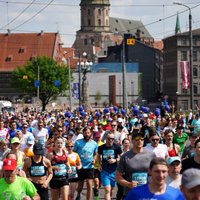 Foto: Rīgas ielas pārpludina skriešanas profesionāļi un entuziasti