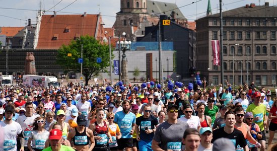 Foto: Rīgas ielas pārpludina skriešanas profesionāļi un entuziasti