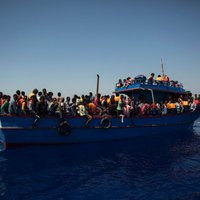 Migrantu laivas katastrofā pie Lībijas gājuši bojā trīs zīdaiņi, 100 cilvēki pazuduši