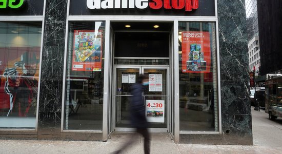 'GameStop' fenomens: Vai saasinās cīņu starp mazajiem investoriem un Volstrītas milžiem?