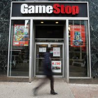 'GameStop' fenomens: Vai saasinās cīņu starp mazajiem investoriem un Volstrītas milžiem?