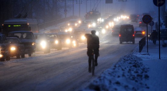 Arī trešdien autovadītāji sabiedrisko transportu Rīgā varēs izmantot bez maksas